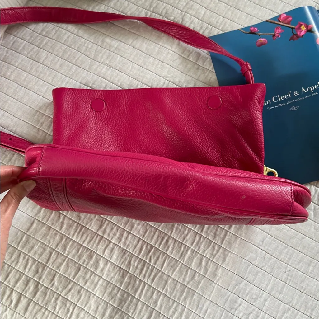 Tory Burch rare Amanda magenta gold logo Crossbody pebble leather fold over bag - Image 6