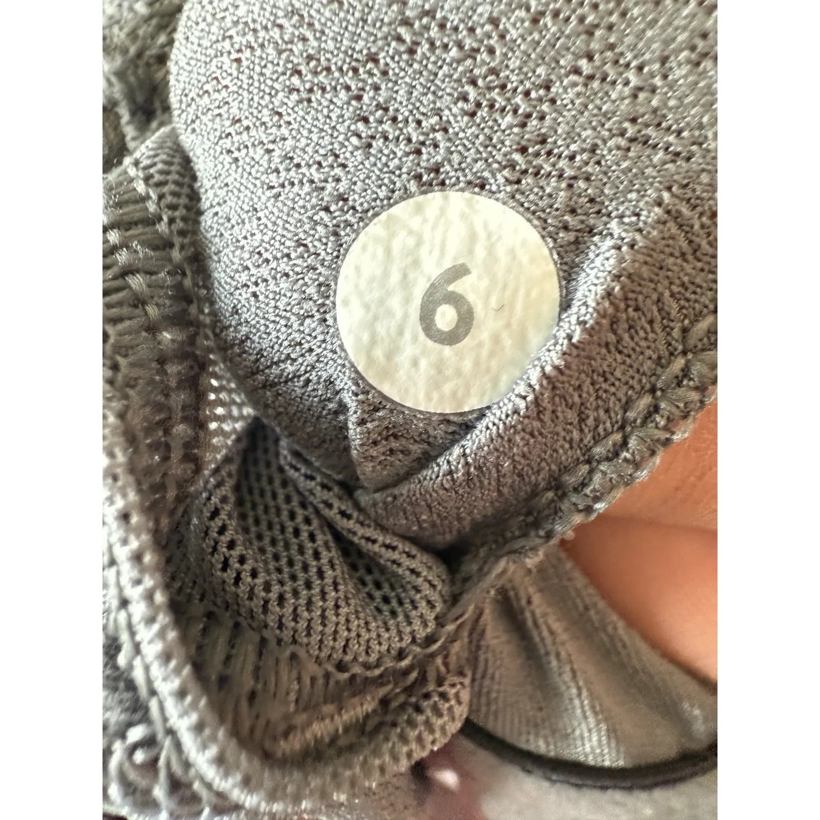 Lululemon Activewear Tank Top Womens 6 Built in Sports‎ Bra Cross Strap Gray - Image 5