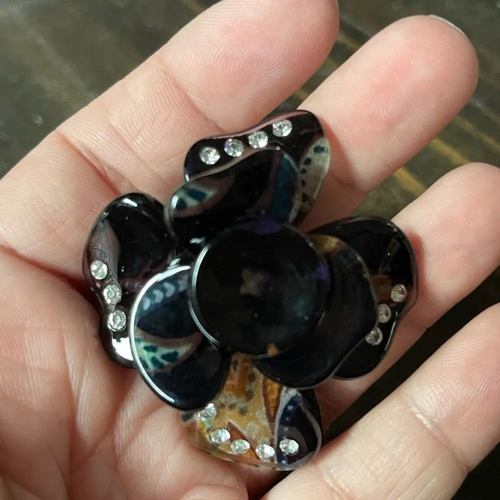 Dark Acrylic Paisley Print Crystal Flower Ponytail Holder Hair Accessory - Image 2