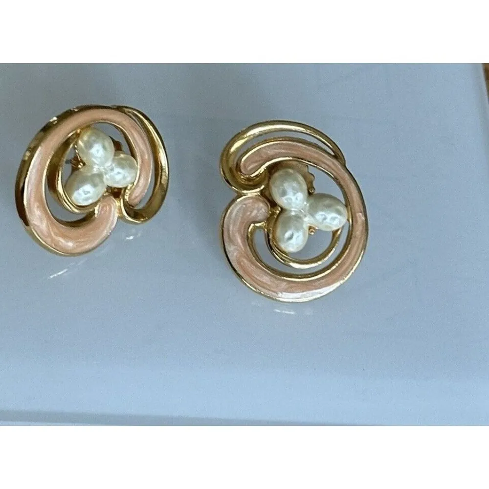 Avon Island Shell With 3 F.W. Rice Pearls Pierced Earrings Photoshoot - Image 2