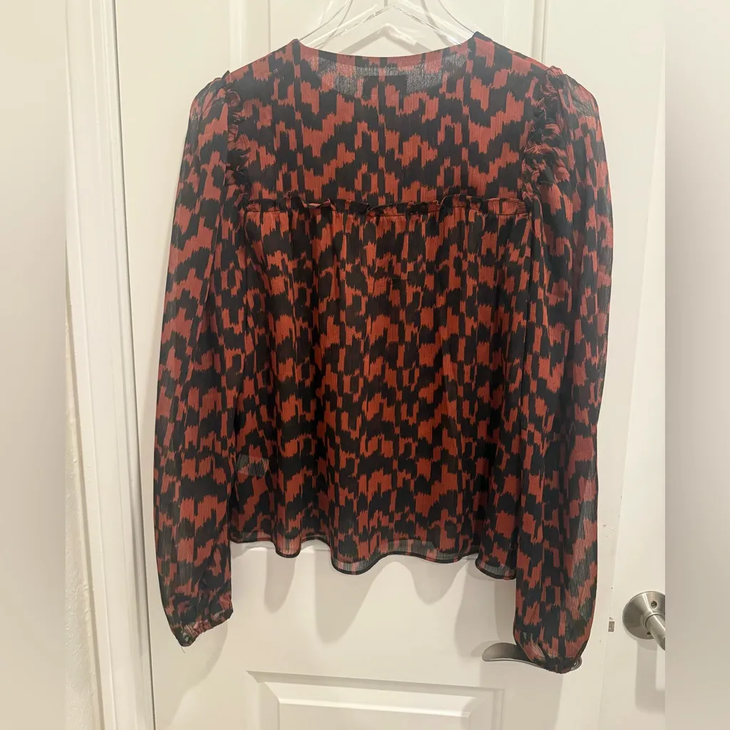 EVEREVE Leo Blouse in Brown and Black Leopard Geometric Print - Image 3