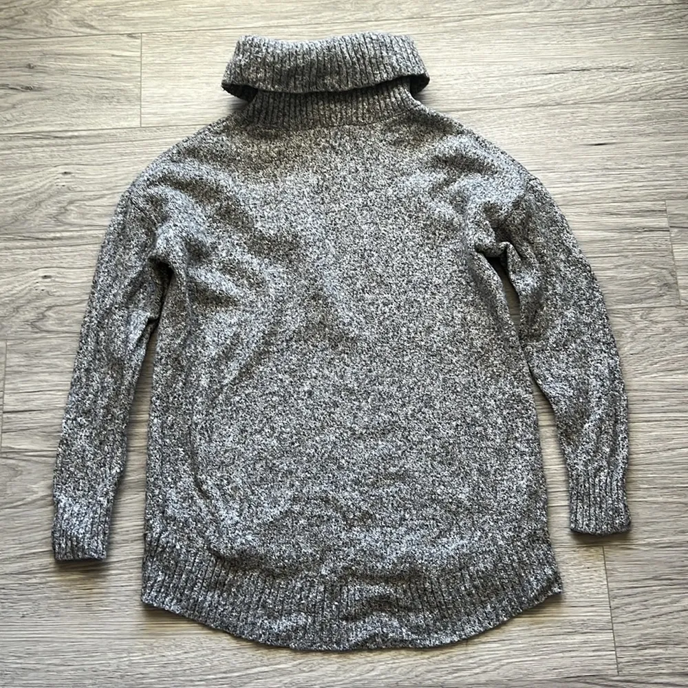 Old Navy Turtle Neck Long Sleeve Size M - Image 6