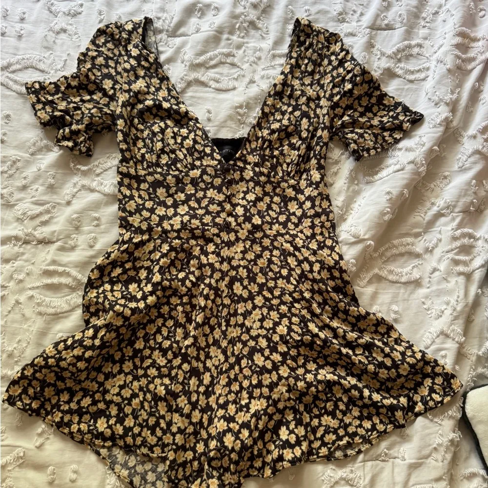 XS YELLOW AND BLACK FLORAL ROMPER JUMPSUIT V NECK - Image 9