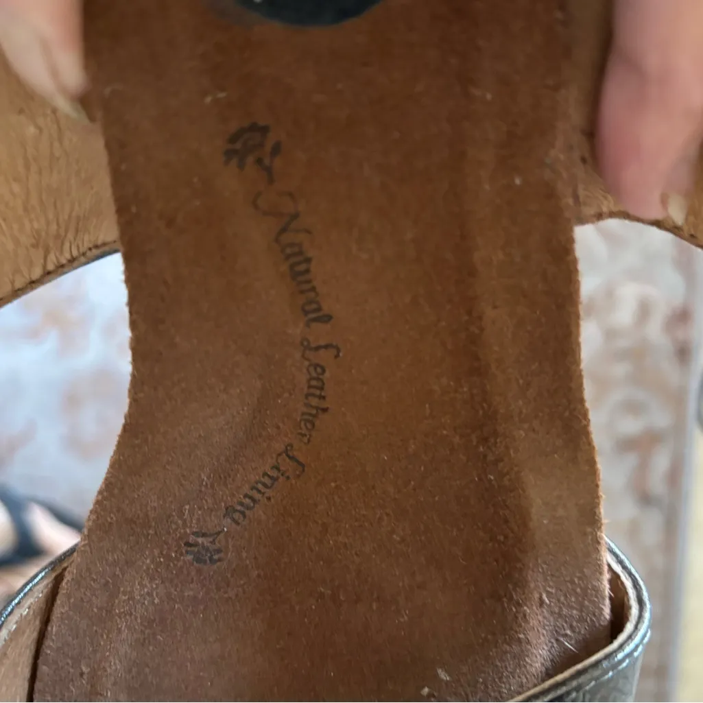 Sofft sandals. Size‎ 9.5. Silver and black. Adjustablee straps. Gray - Image 7