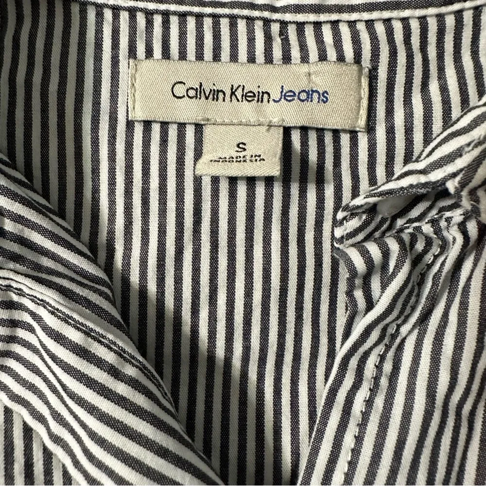 Calvin Klein women's size small oversized button down grey and white stripe - Image 3