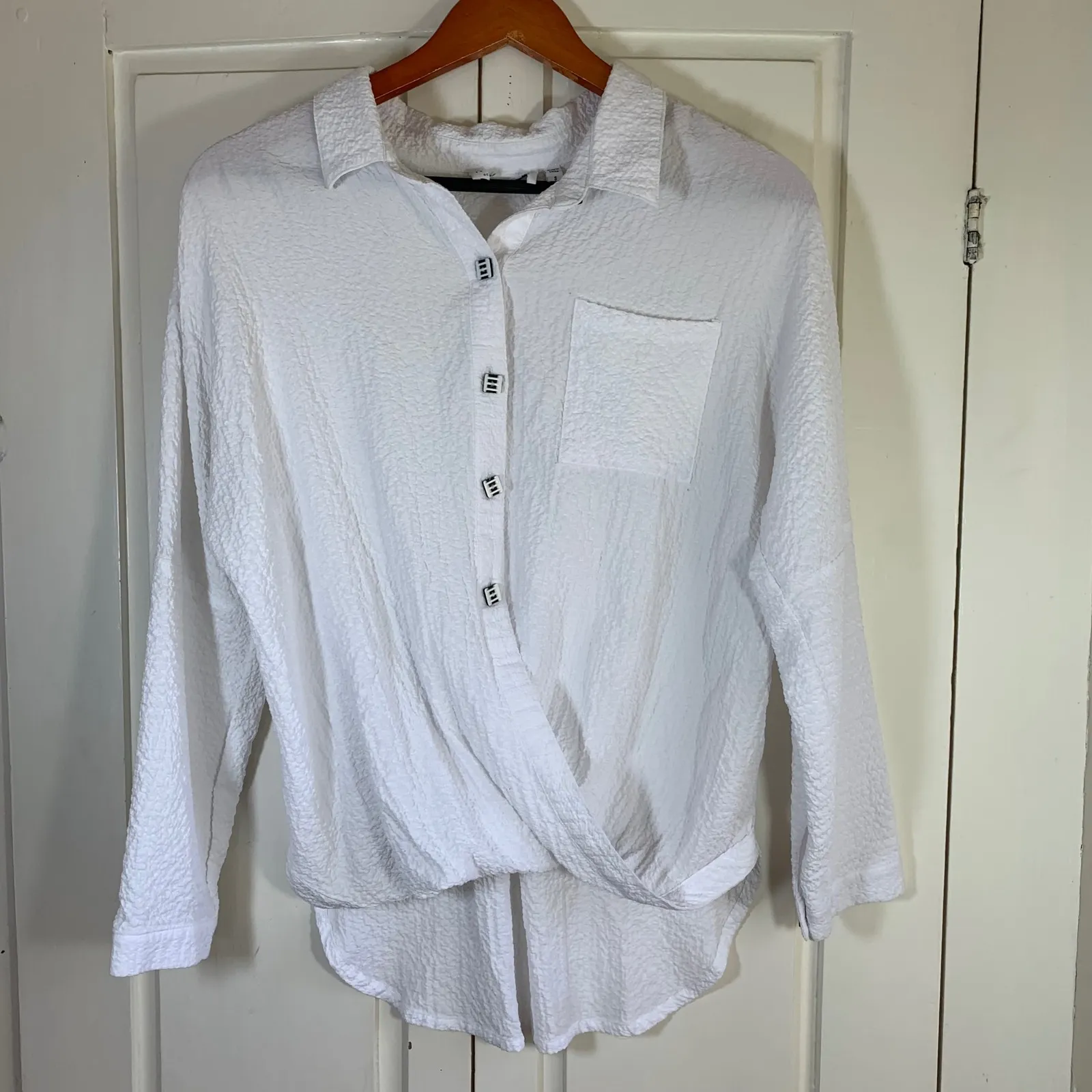 White Crinkle Button Down Top Blouse with Twist Front & Pocket - Size‎ Small - Image 3