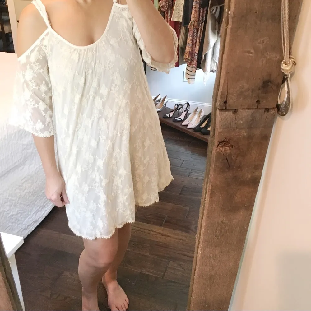 JELLA COUTURE ivory lace cold shoulder dress size medium - Image 2