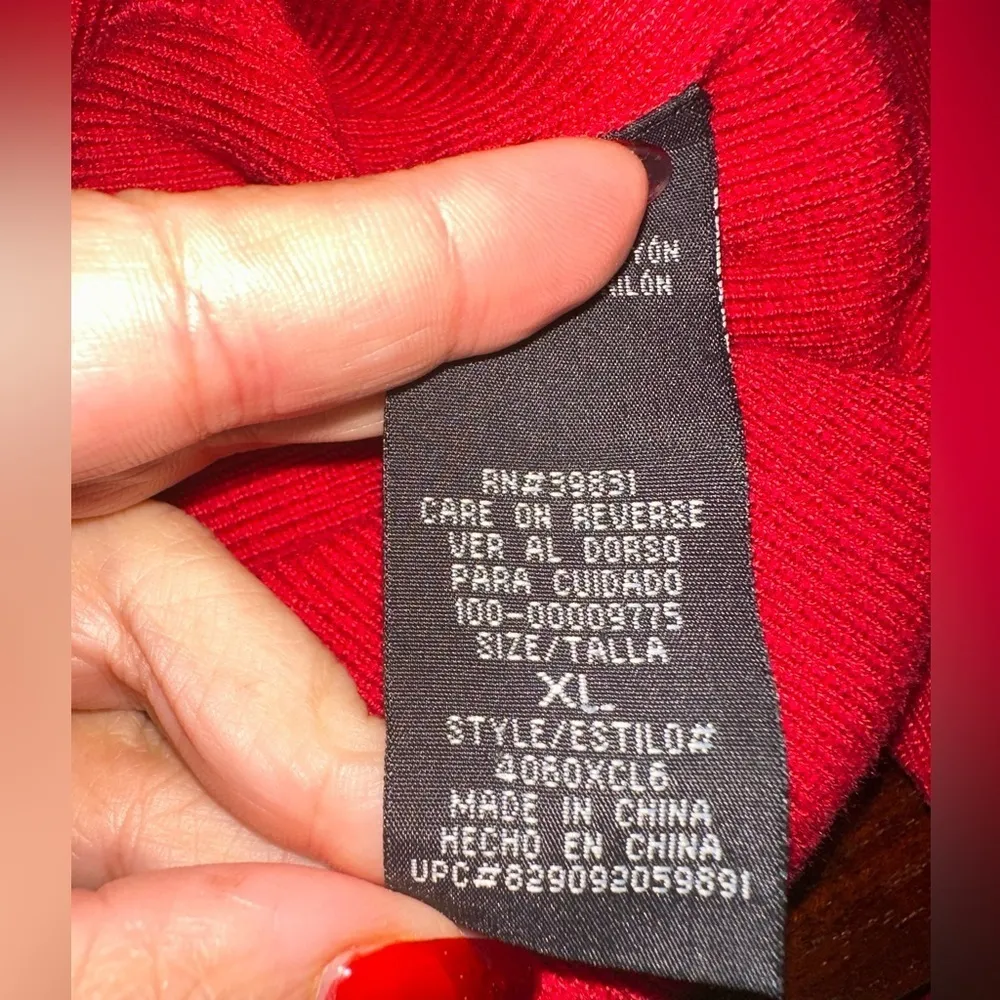 EUC XOXO red ribbed sweater with shoulder cut off and gold buckle front Sz XL - Image 7