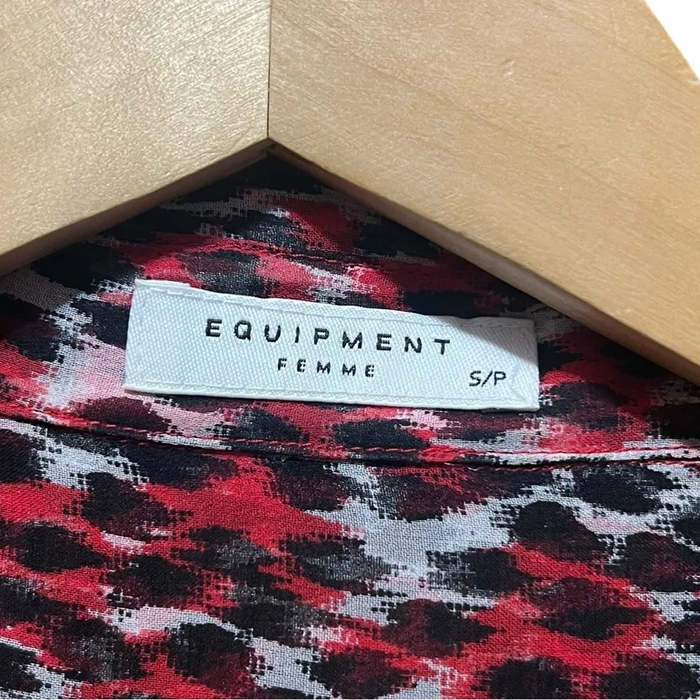 Equipment Femme Slim Signature Leopard Print Silk Top Size Small - Image 7