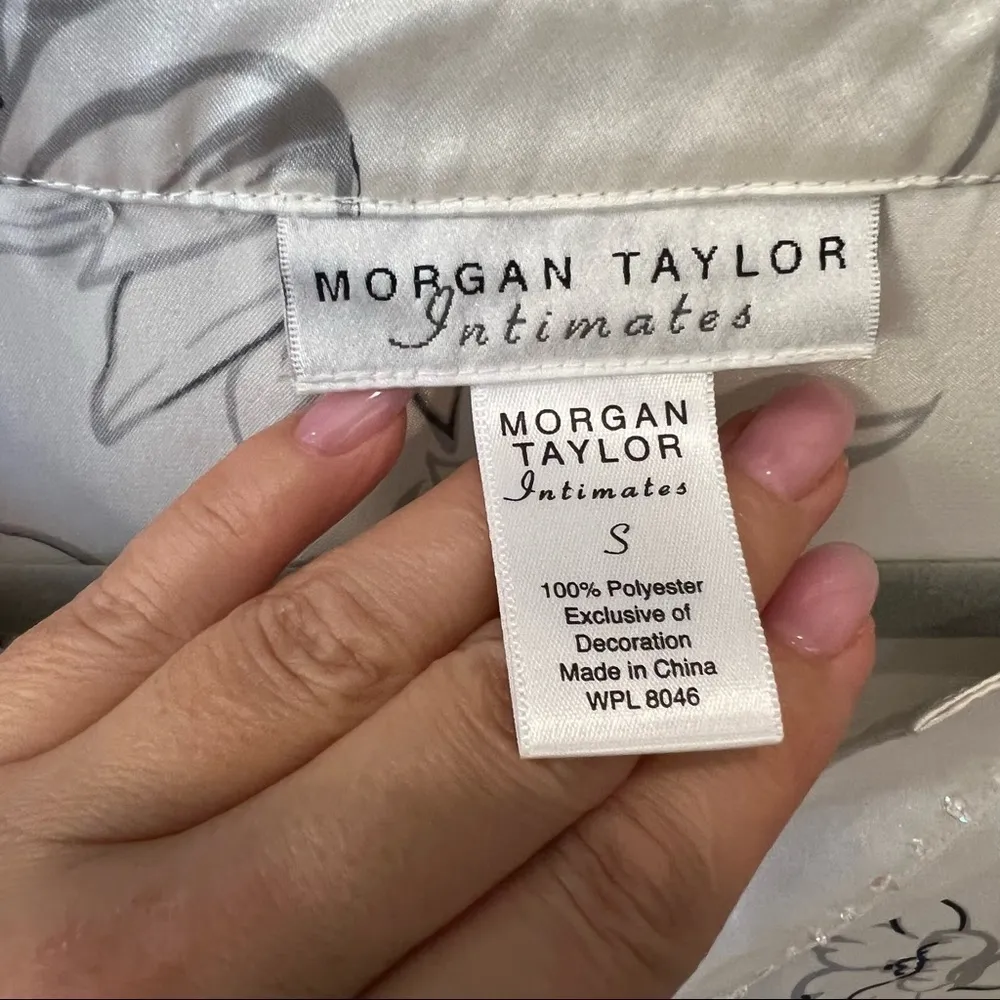 Vintage Morgan Taylor satin Kaftan, house robe butterflies print, 3/4 sleeve - Image 3