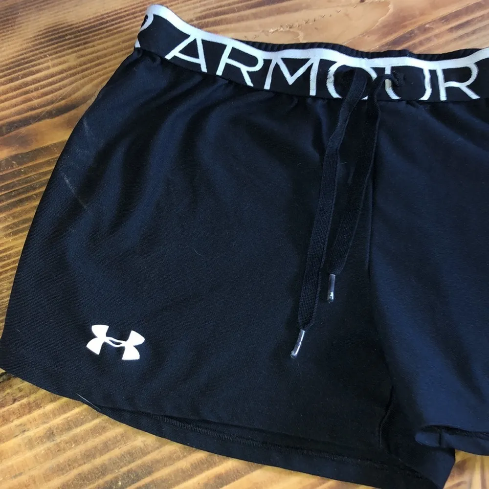 Under Armour heatgear loose fit shorts active wear shorts black and white small‌ - Image 3