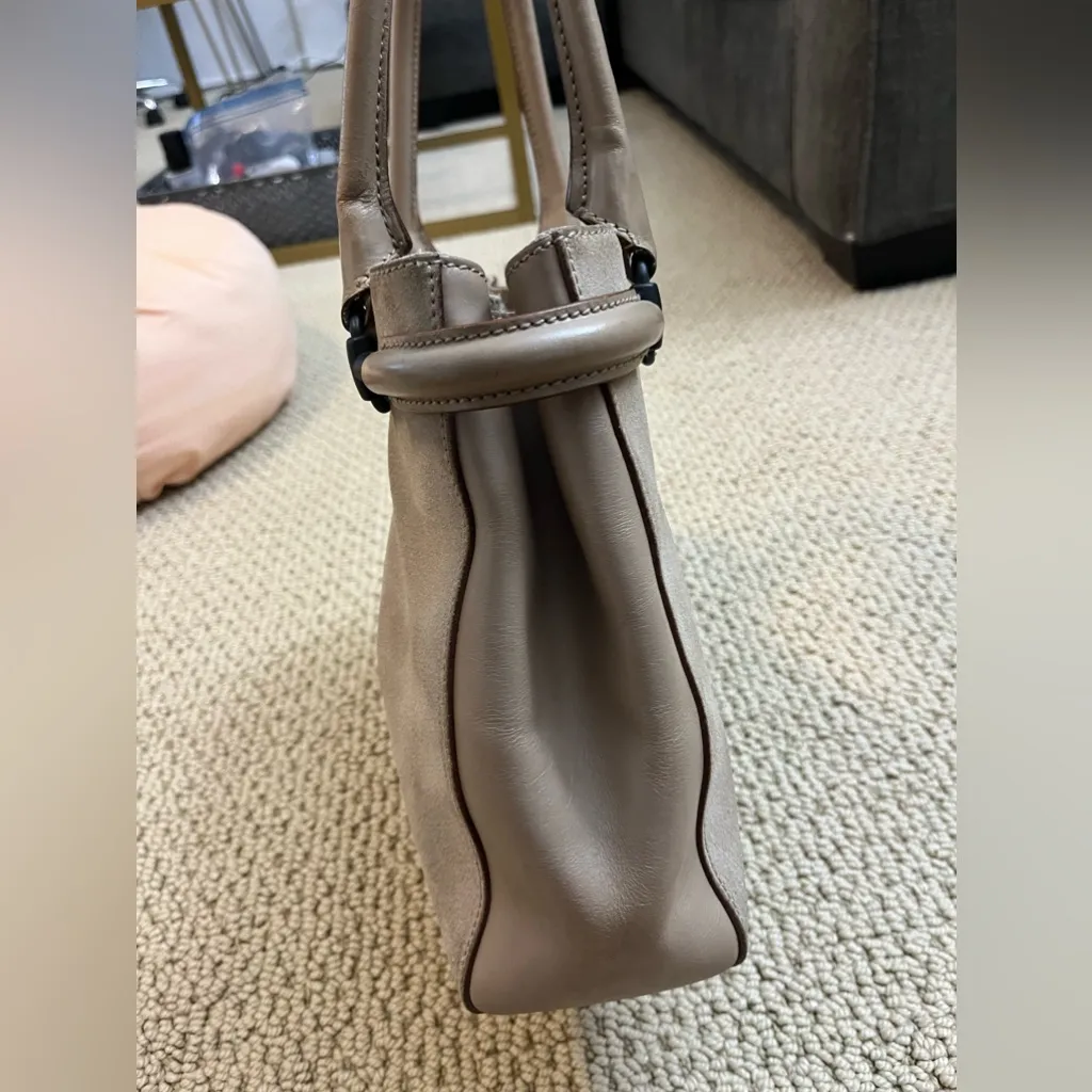 Vintage Beige Gucci Suede Purse - Image 4