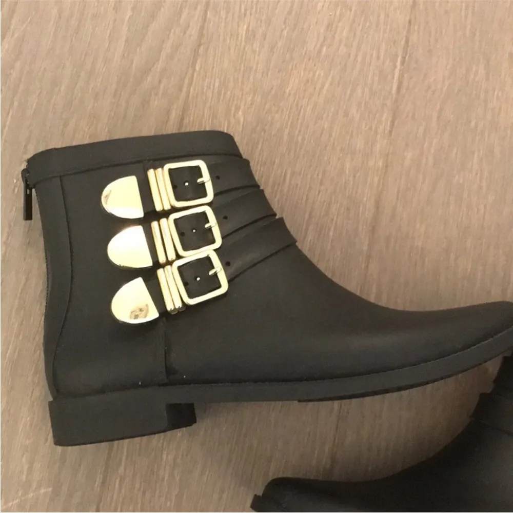 Fenton Rain Boot Black Rubber Bootie Short Buckles size 7 - Image 4