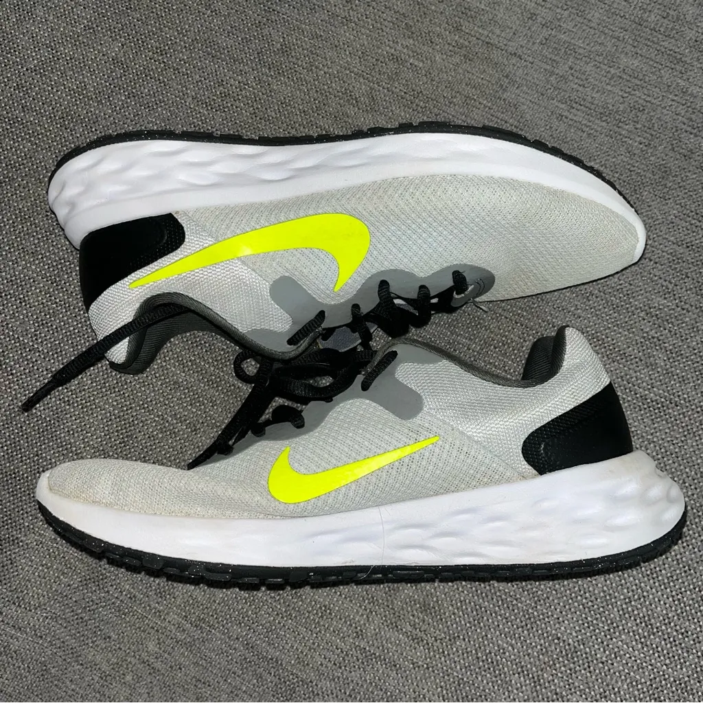 Nike  White and Neon Yellow Running Shoes - Image 6