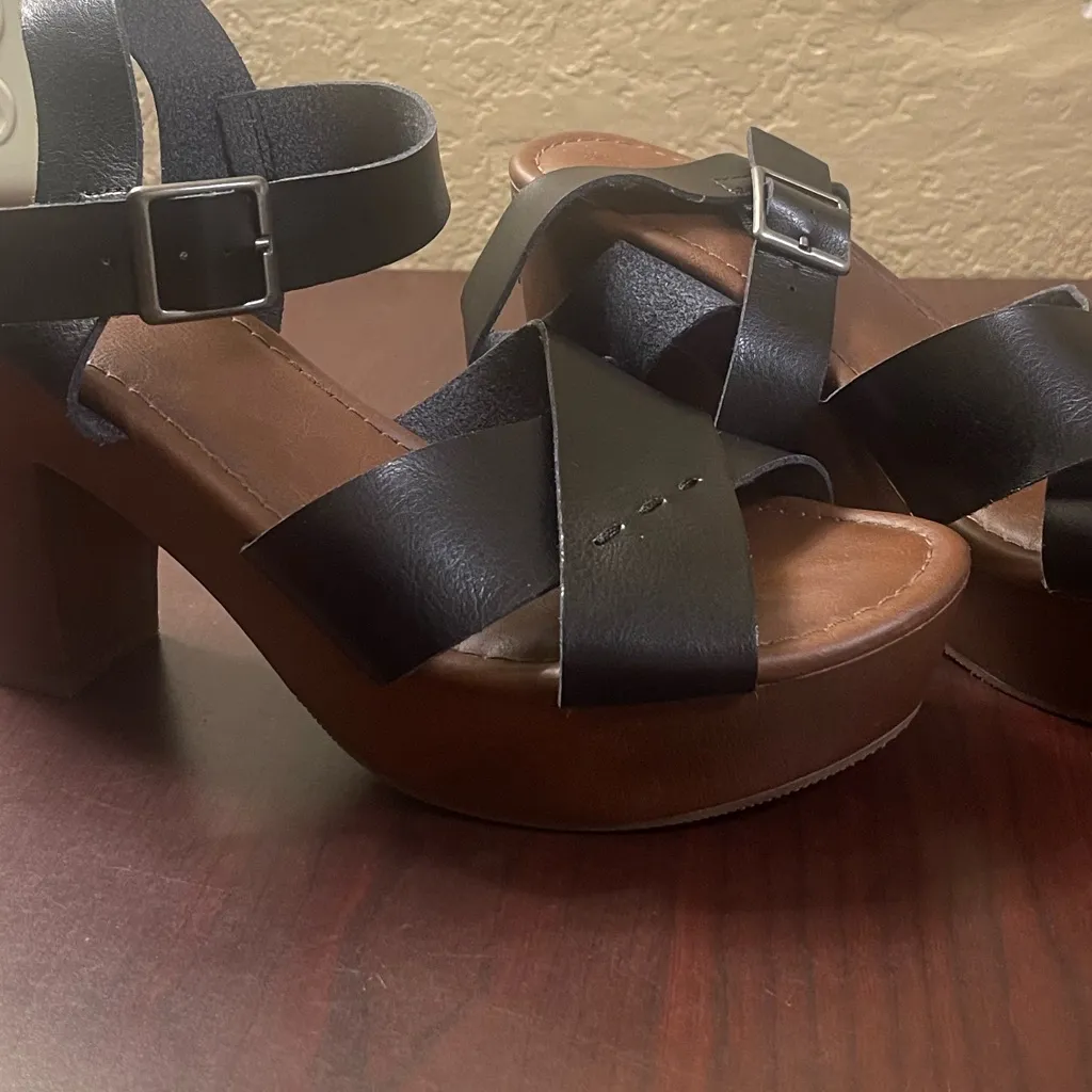 Universal Thread Black and Brown Platform Sandals with Crisscross Straps - Image 8
