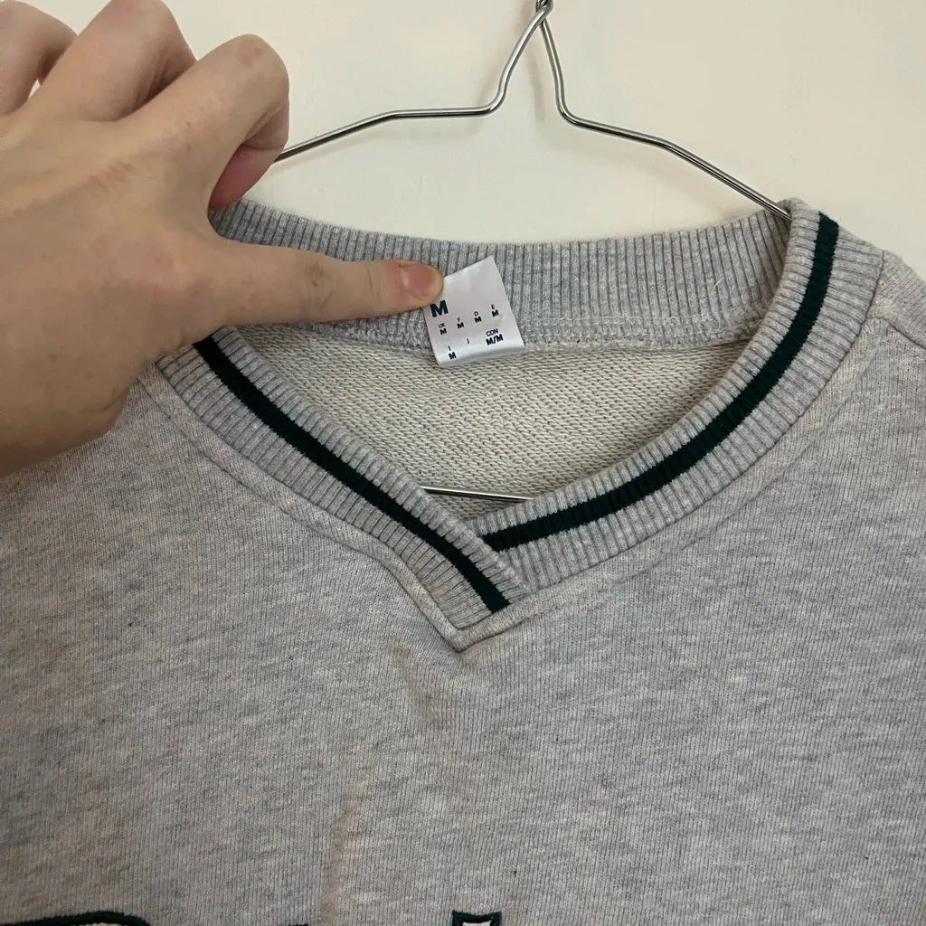 Vintage Women's Gray V-Neck Sweatshirt - Image 3