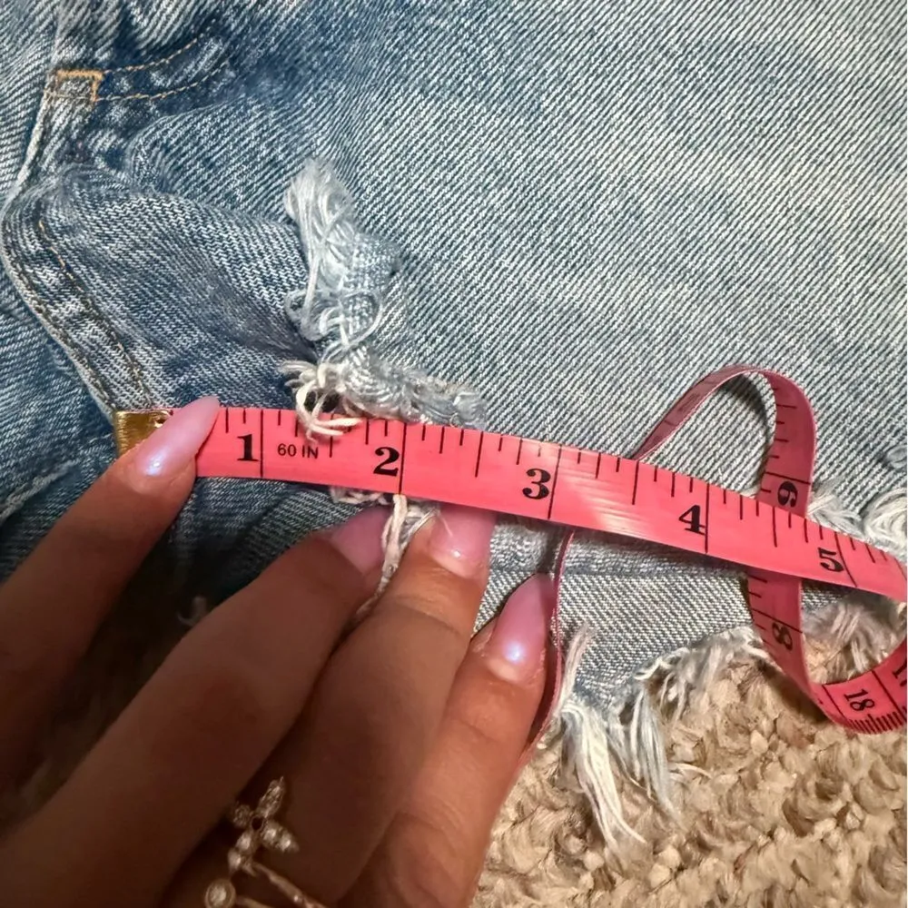 AGOLDE Parker Vintage Cut Off Short in Swapmeet
Size 31 - Image 10