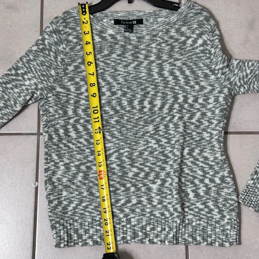 Forever 21  Women Open Back Gray Long sleeve Sweater shirt size small - Image 7