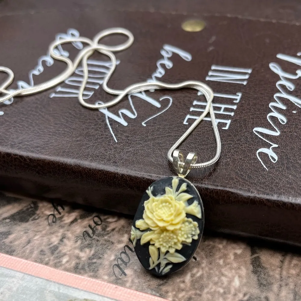 Vintage White Floral Bouquet Cameo Pendant Stainless Steel Necklace 20 inches - Image 6
