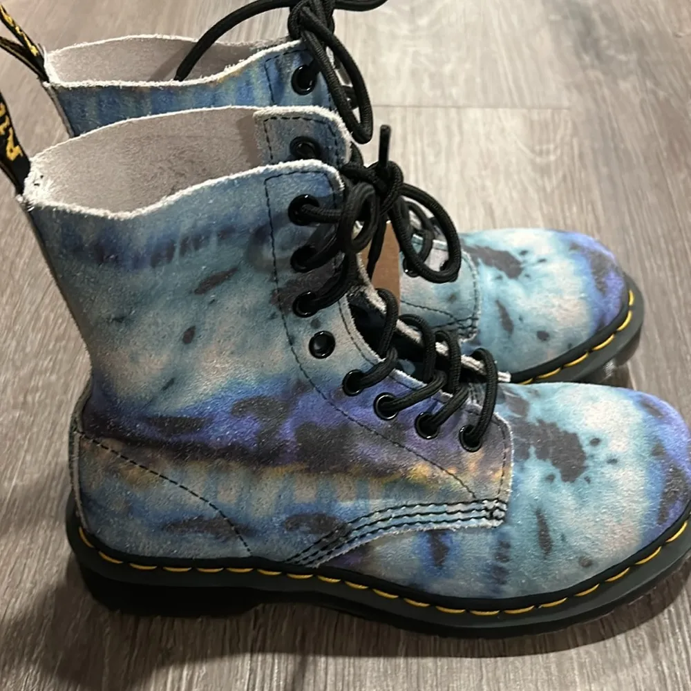 NWT Doc Martens Blue Summer Tie Dye Combat Boots Size 6 - Image 4