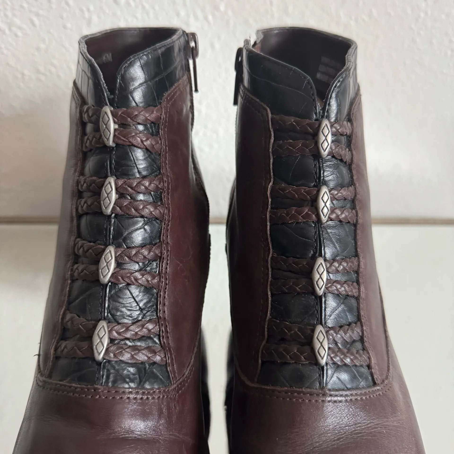 LONDON FOG Vintage 90s Brown Black Leather Sibelen Western Victorian Ankle Boots - Image 7