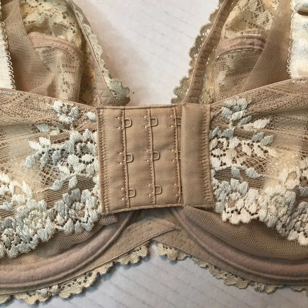 Wacoal Bra Embrace Lace Underwire Bra in Sand/Ivory Sz 32DDD/F EUC Style #65191 - Image 6