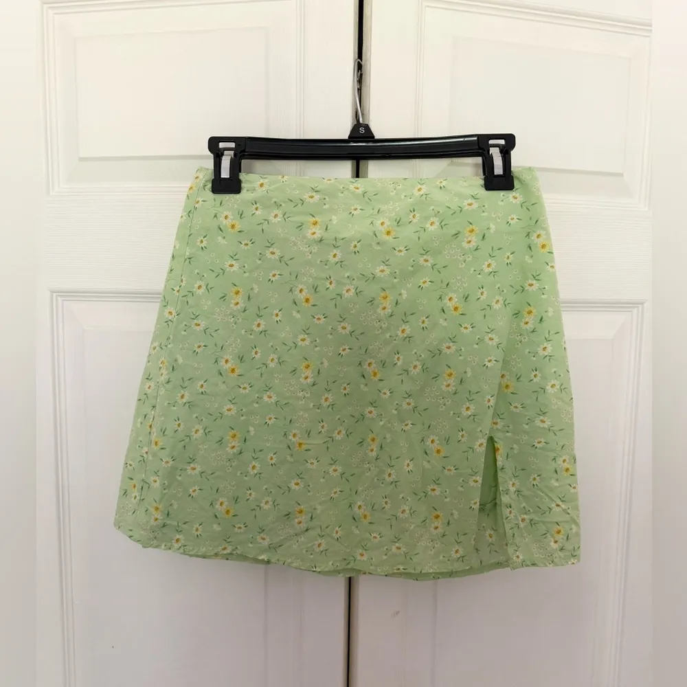 Beginning Boutique Green & Yellow Floral Mini Skirt Flowers Zip Side Size 8 - Image 2