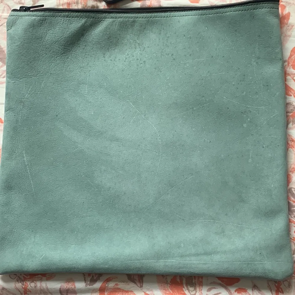 Leather carry all clutch bag fits a laptop ! Large makeup bag - Image 4