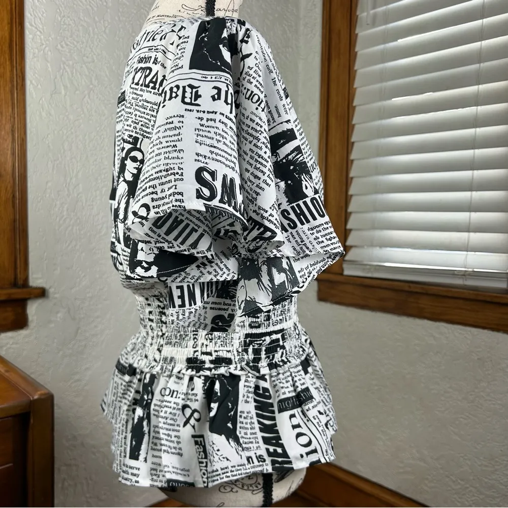 News Print Black & White Cropped Ruffled Top Size M - Image 3