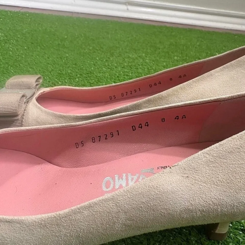 Vintage Salvatore Ferragamo Women's 8 Narrow Cream Pink Bow‎ Flat Heel Pump - Image 4