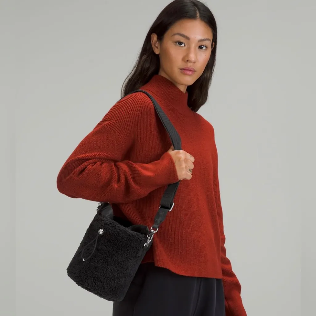 Lululemon Crossbody Bucket Bag Fleece in Black - Image 9