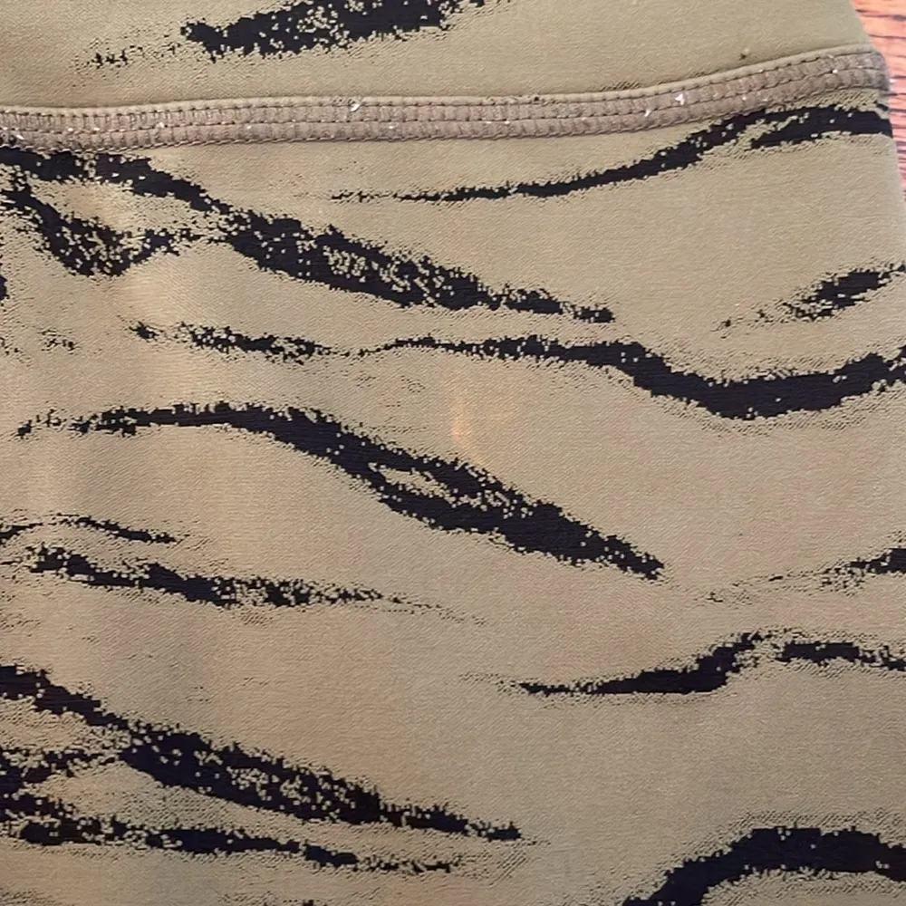 Beyond Yoga Olive and Black Patterned Leggings Jazzercise M - Image 6