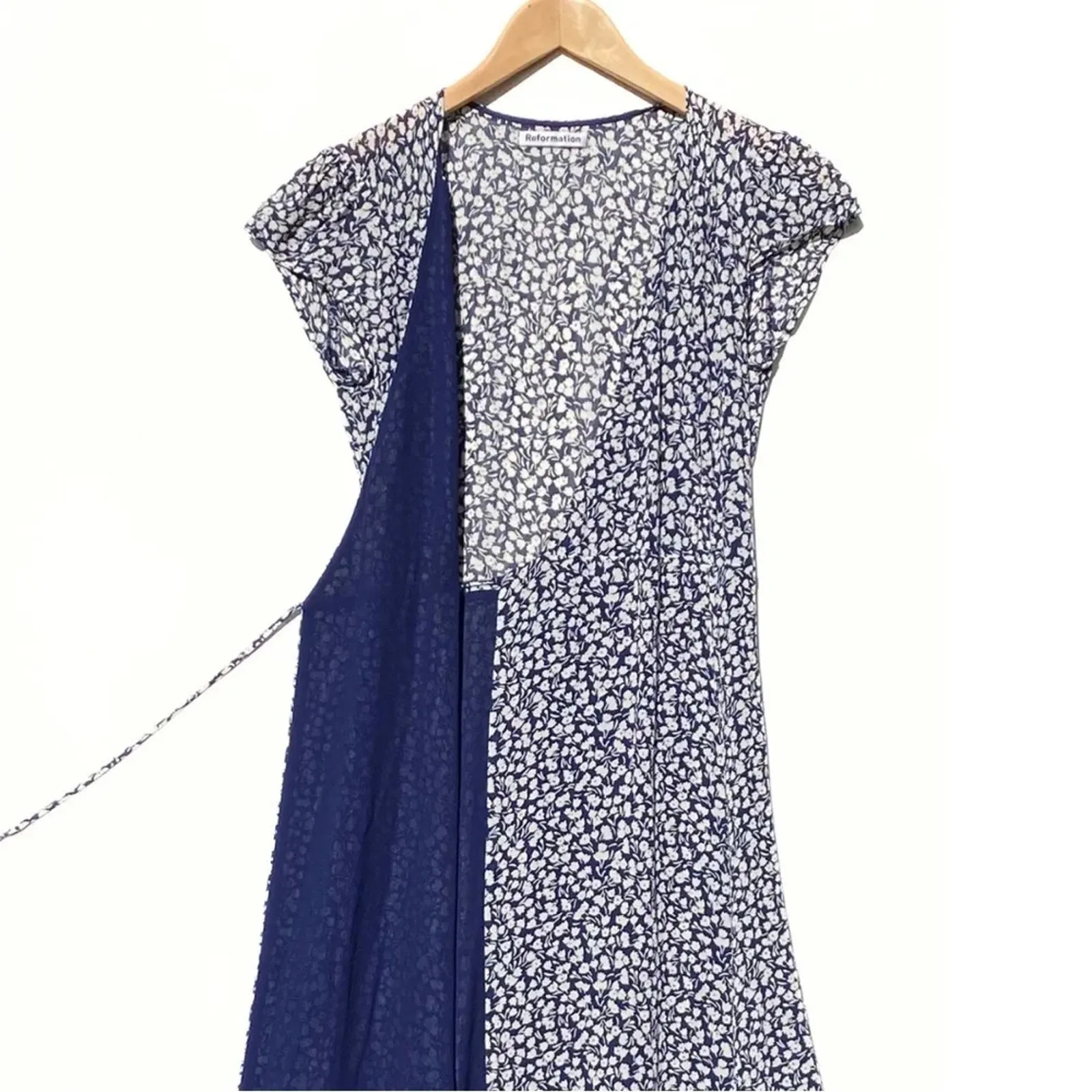 REFORMATION Women’s Blue and White Mini Floral Print Full Wrap Midi Dress small - Image 2