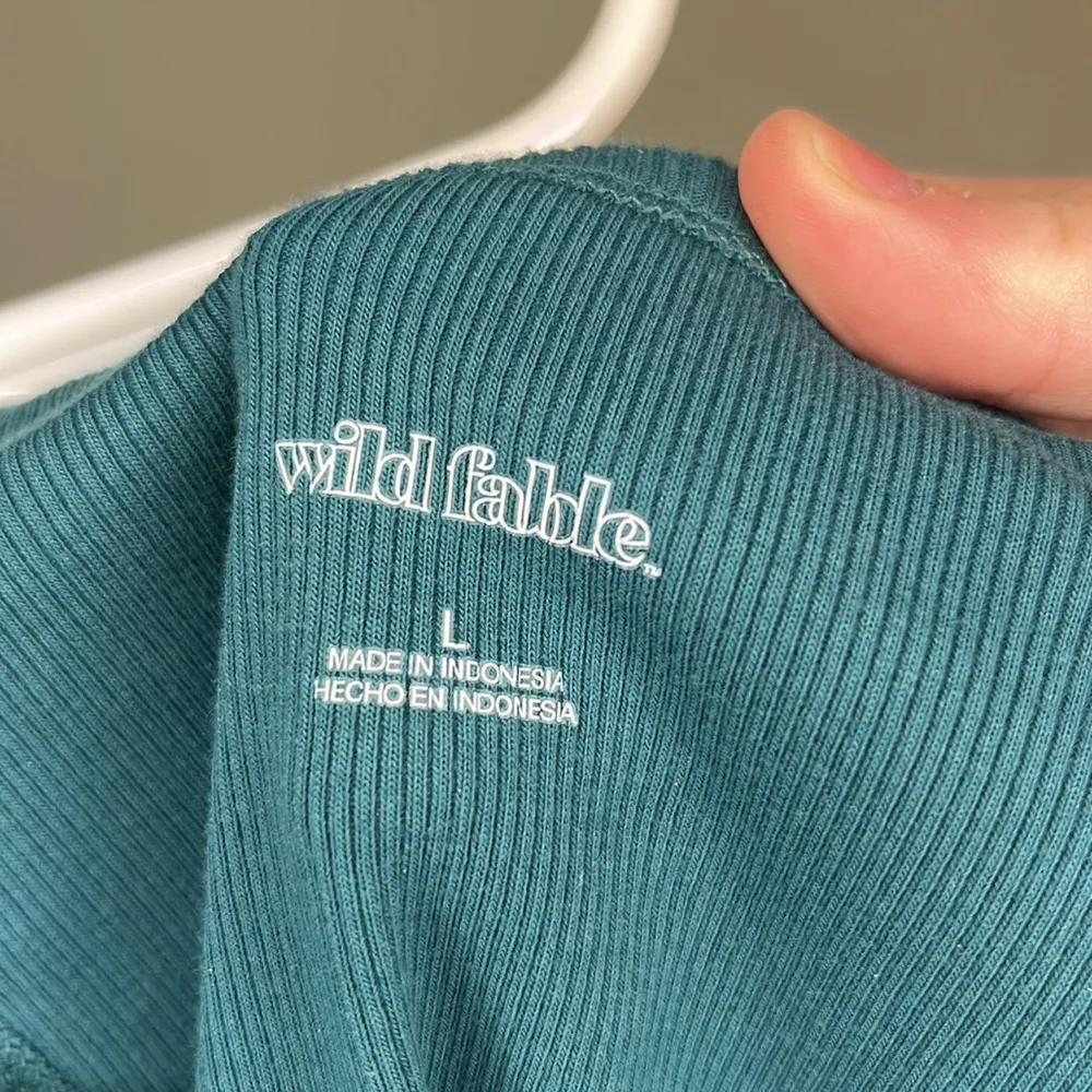 Women’s bundle 2 wild fable blue and green basic cropped tank tops size large - Image 3