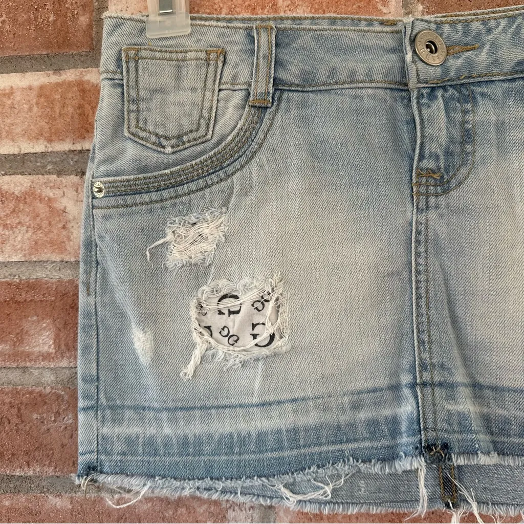 Guess Y2K Distressed Micro Mini Denim Skirt Low Rise Frayed Hem Women’s XS 00s - Image 2