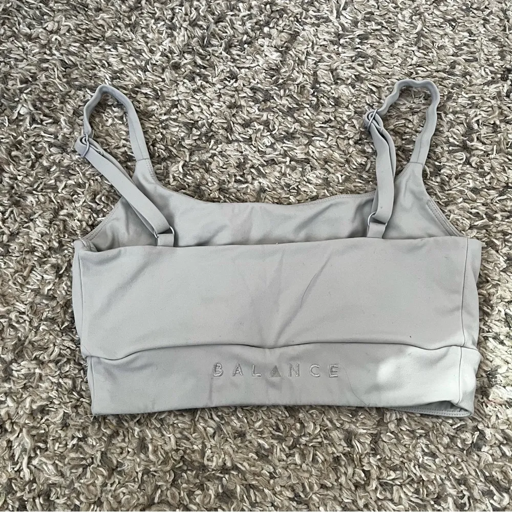 Balance athletica vitality light grey square neck sport bra size small - Image 2