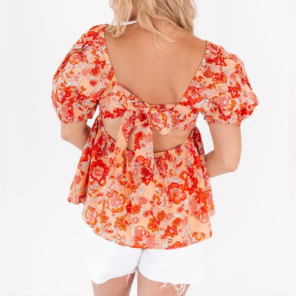 New THML floral puff sleeve pink orange peplum back tietop size small - Image 2