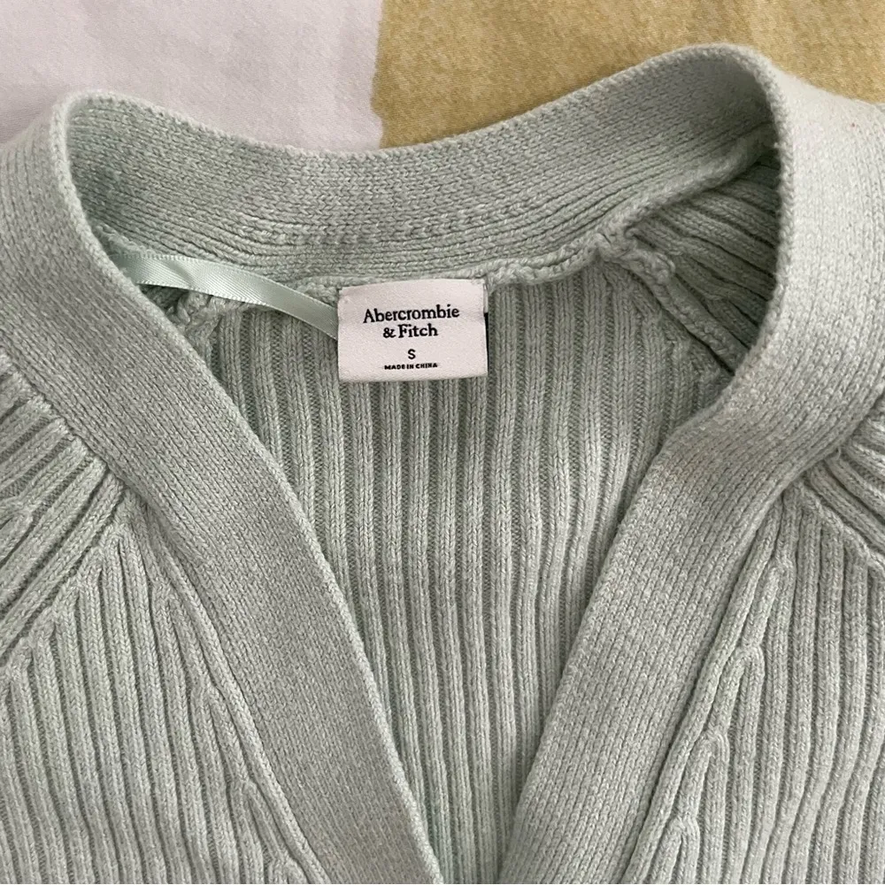 Abercrombie and Fitch mint green button up cardigan size small - Image 2