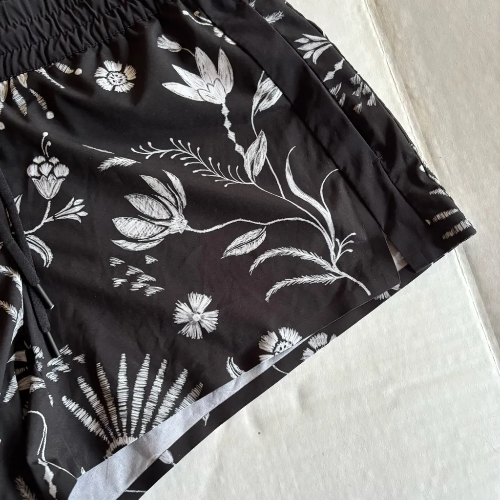 Athleta Women's Black and White Printed Baja Shorts Size 12 - Image 3