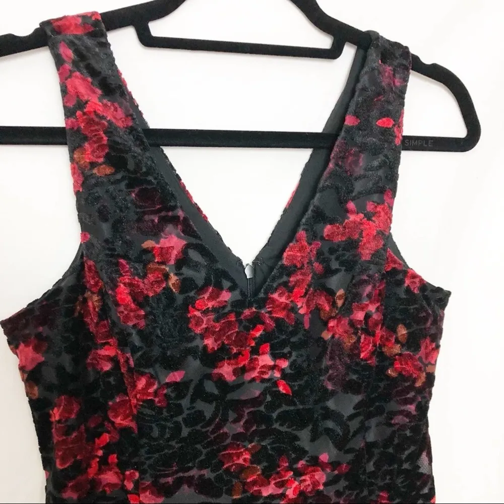 Kensie floral burnout velvet vneck flare dress black and red Size 2 - Image 5