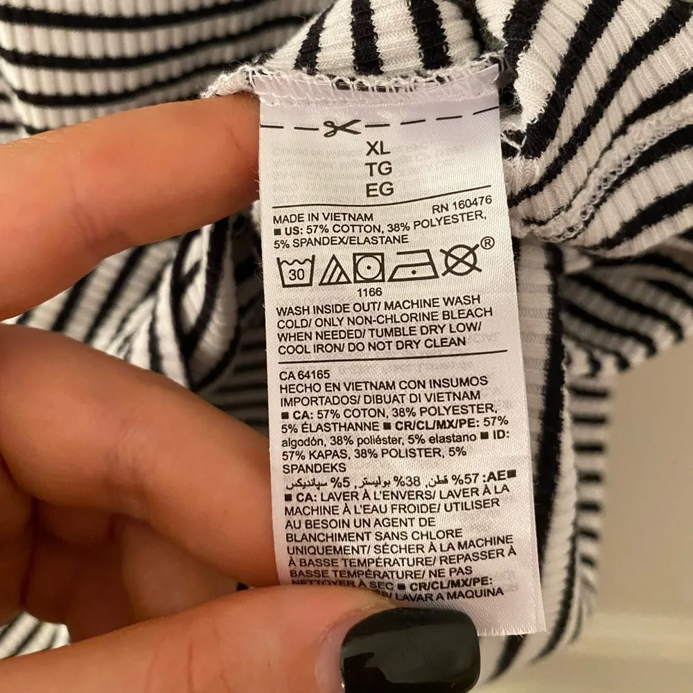 Old Navy Ribbed Black & White Shirt - Image 3