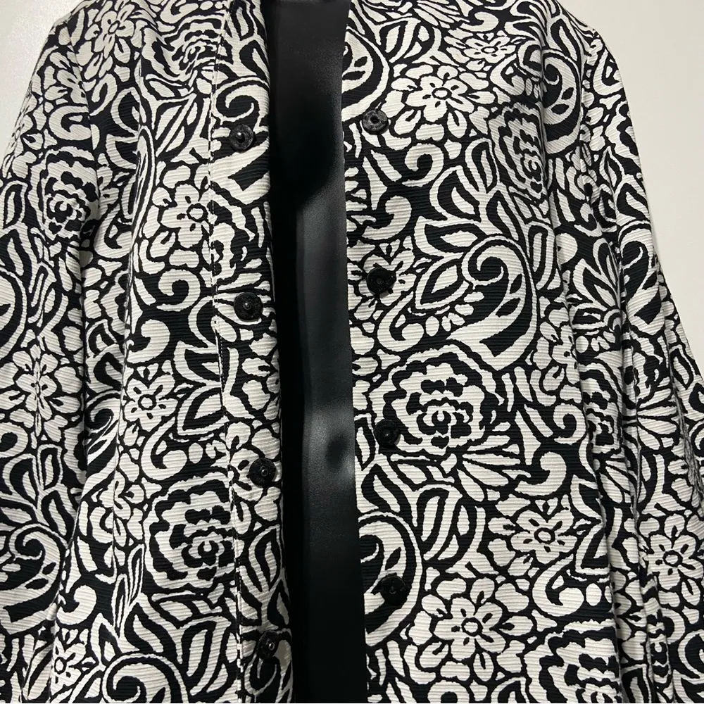 Chicos Black White Silk Floral Print Jacket Modern Gardens Irvetta Size Large - Image 5