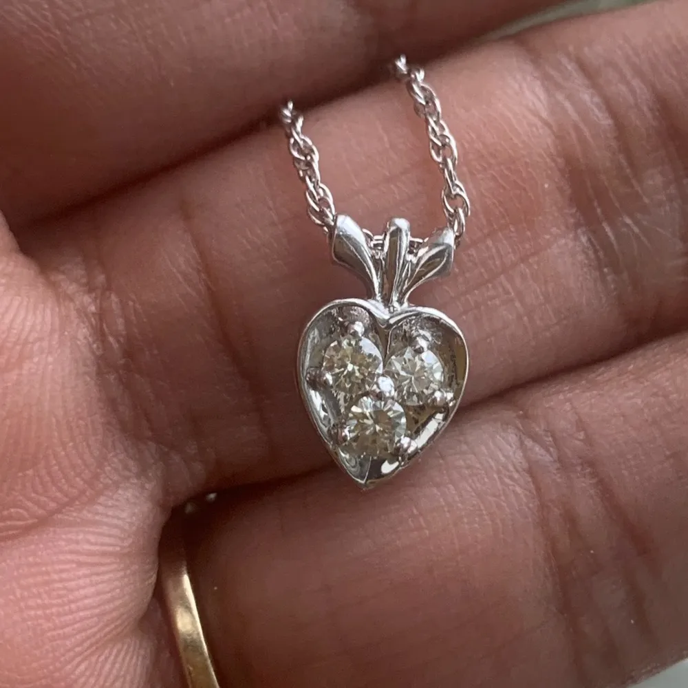 14k White Gold Diamond Heart Shape Necklace - Image 8