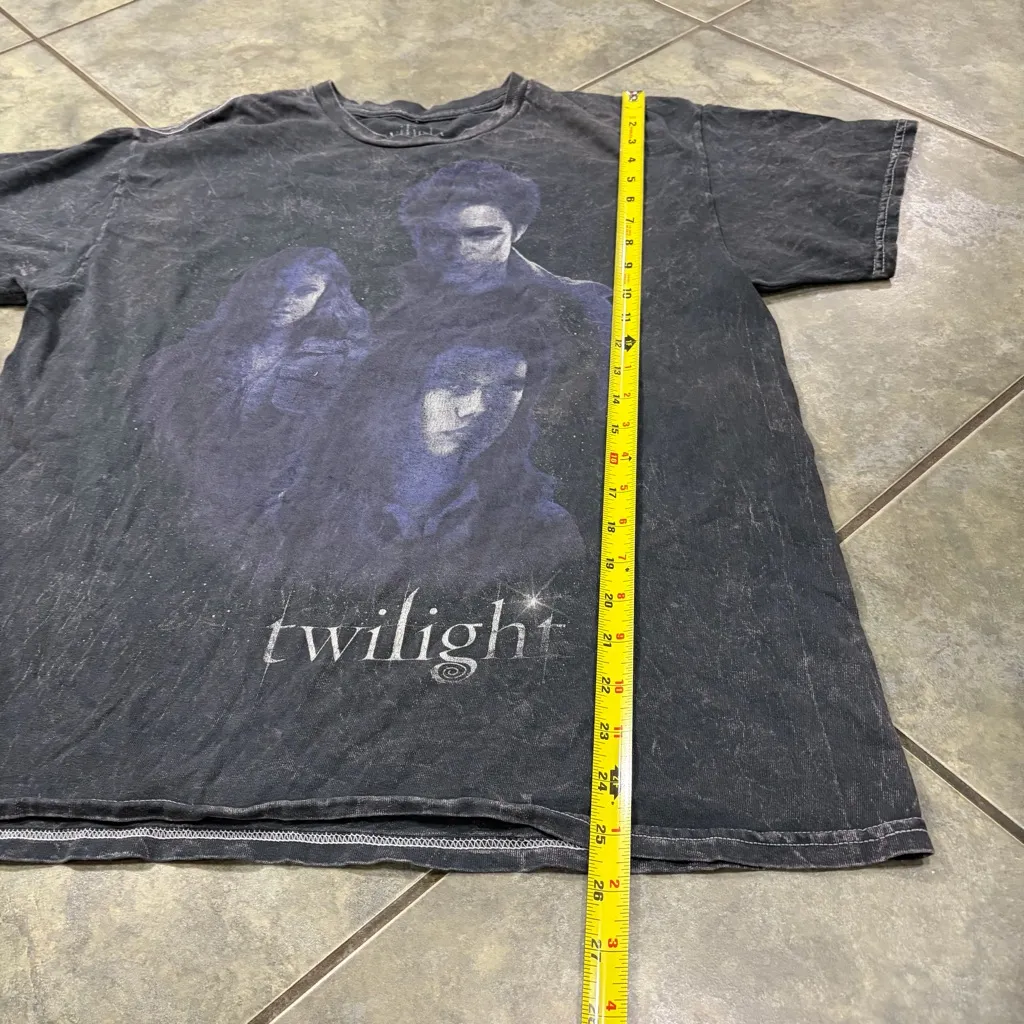 TWILIGHT MOVIE PROMO SHIRT edward cullen bella vampire Tye Dye Sz L Y2K Preppy Gray Size L - Image 5