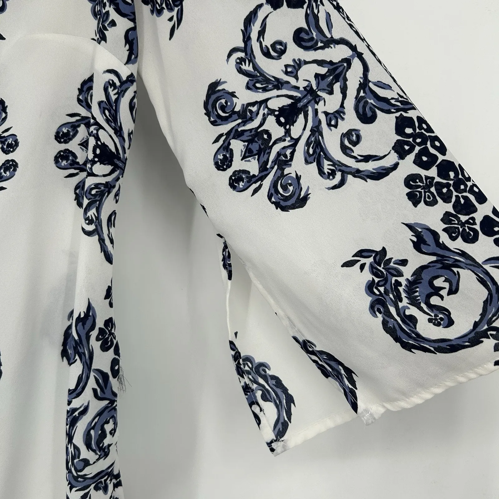 Violet & Claire Boho Floral Top White Blue 3/4 Sleeves Split Neck Size S - Image 4