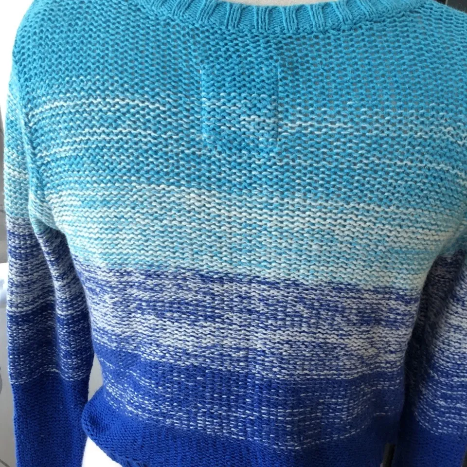 Hollister VINTAGE Ombré Blue Crewneck Sweater - Image 7