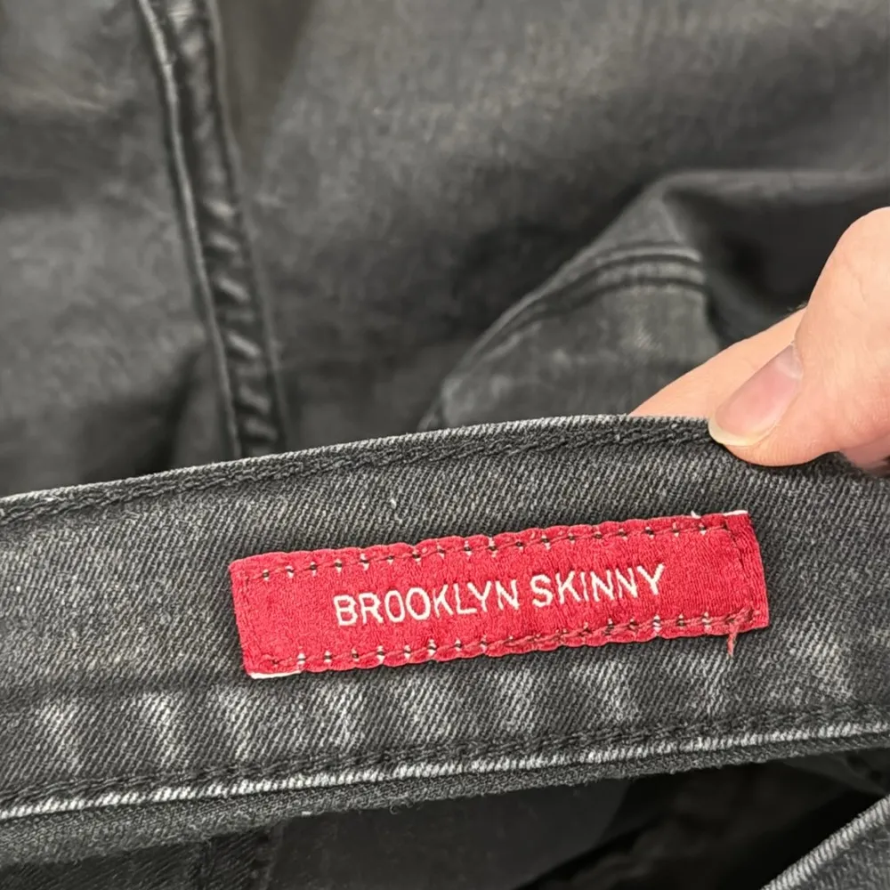 Lucky Brand Dark Wash Black Mid-Rise Brooklyn Skinny Jeans size 29 - Image 9