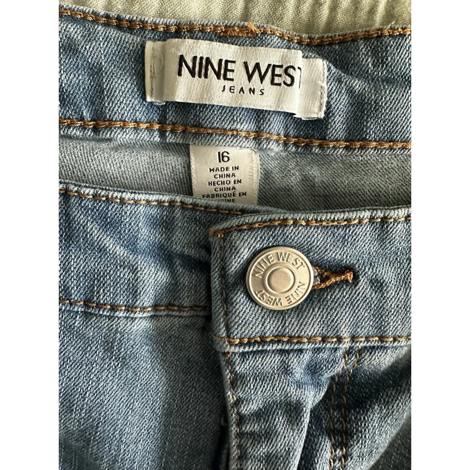 Nine West Women's Blue Missy Light Wash Denim Chrystie Capri Jeans Size 16 - Image 3