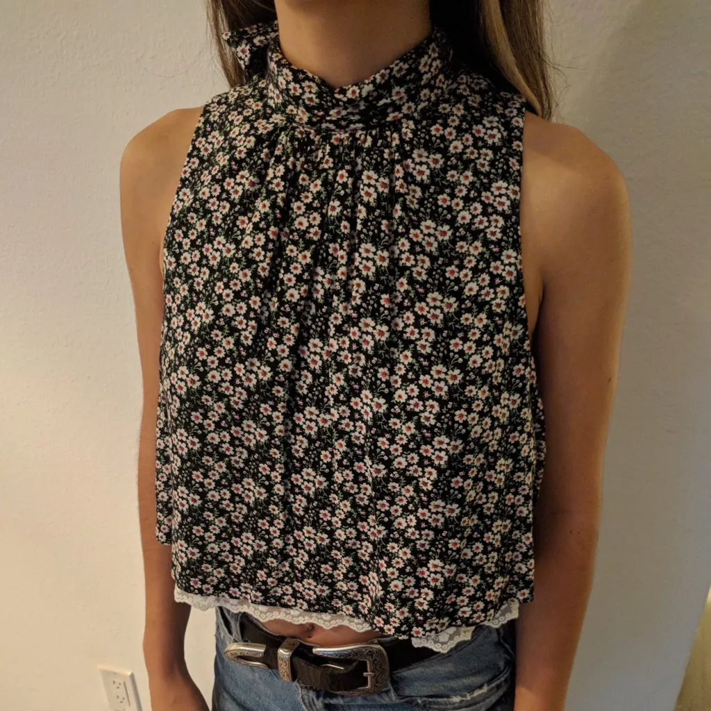 Floral lace underlay tie back top Size Small - Image 2