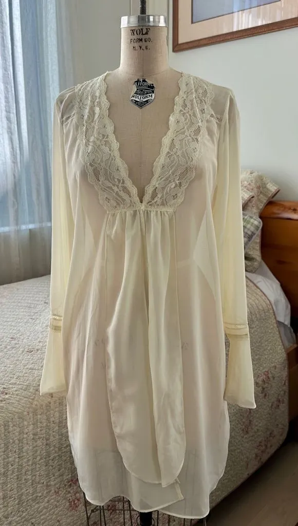 Ivy & Annabelle Vintage Inspired Cream Sheer Robe White Size undefined - Image 1